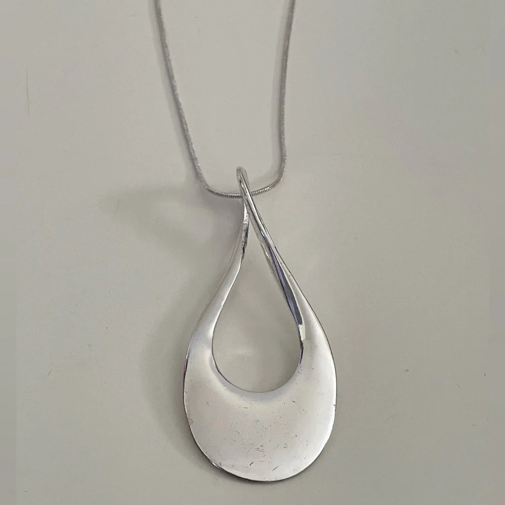 Charming Charlie Elegant Silver Metal Necklace and Earrings Jewelry Set - Picture 7 of 12